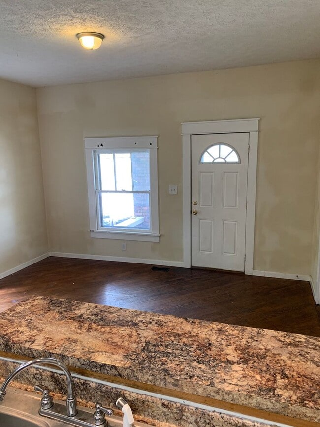 Building Photo - 5 bedroom Available!!  ***AUG 2027*** 5 bed, 3 bath Near Kirkwood!