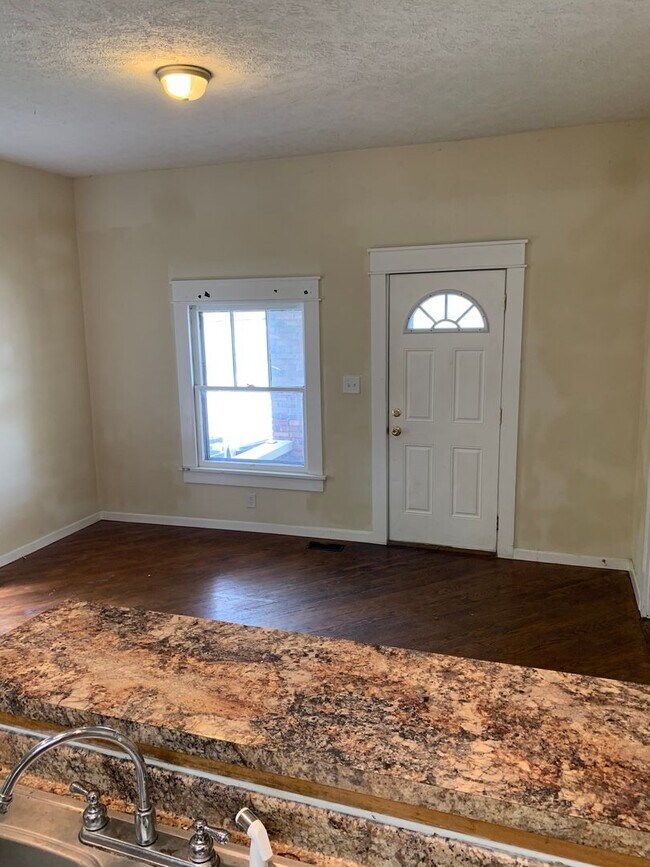 Foto del edificio - 5 bedroom Available!!  ***AUG 2027*** 5 bed, 3 bath Near Kirkwood!