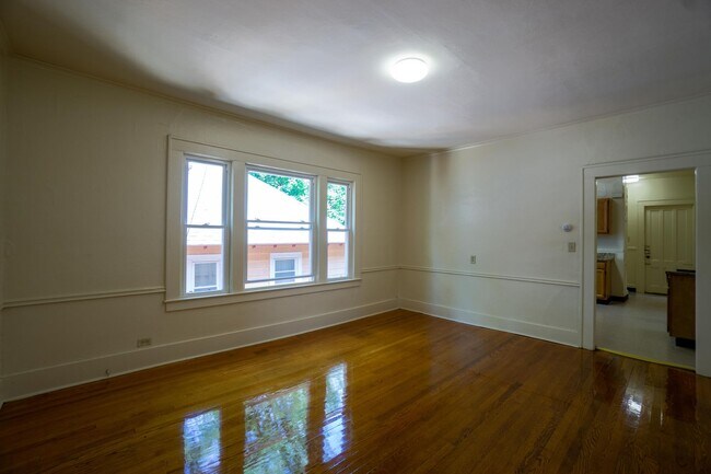 Building Photo - Bright 4 Bedroom Flat With Off Street Park...