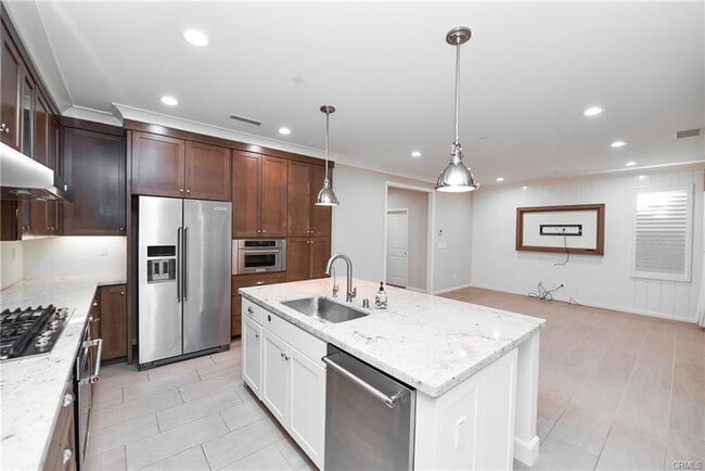 Building Photo - 51 Wildvine