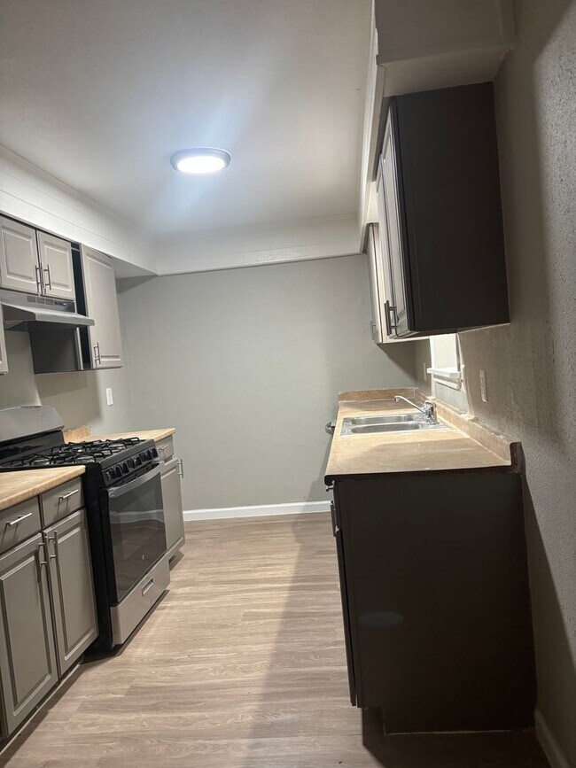 Foto del edificio - 1121 Woodcrest Dr