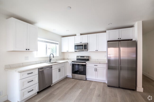 5BR, 2BA - 1,000SF Kitchen - 2414 Telegraph Apartments