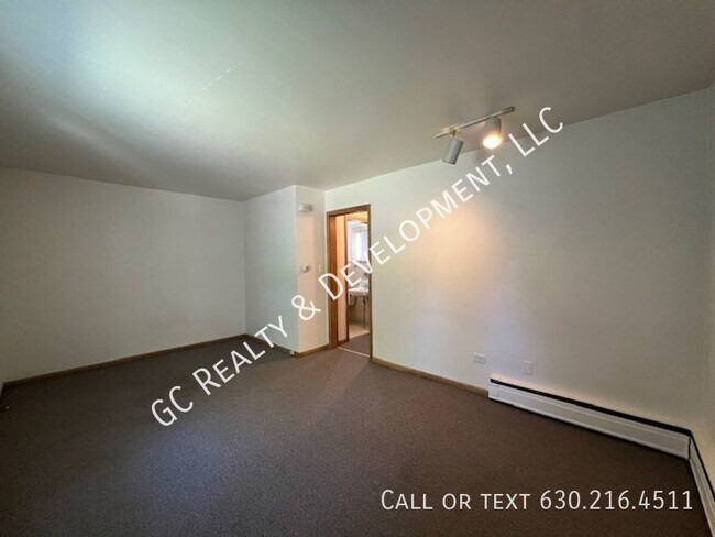 Building Photo - ***DOWNERS GROVE LOCATION / 1 BDRM - 1 BTH...