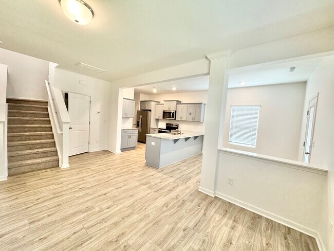 Foto del edificio - On quiet, dead end Street 3 bedroom 2 1/2 ...