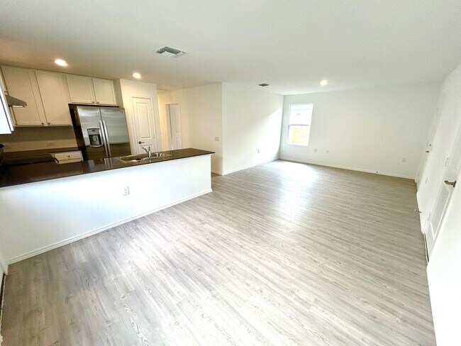 Building Photo - **APPLICATION RECEIVED** AVAILABLE NOW! 3 ...