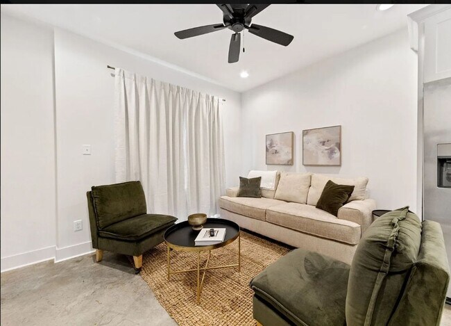 Foto del edificio - 112 Winged Elm Ln