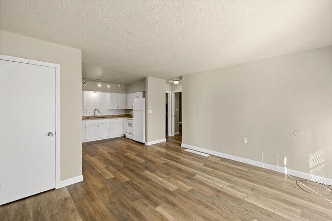 Building Photo - 404 Sunny Ln