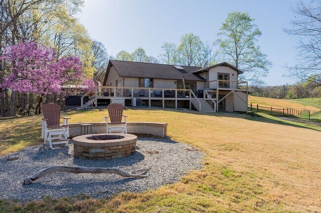 Building Photo - Lake House Paradise, 4 BR /  BA Available Now