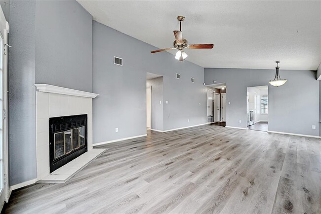 Building Photo - 2100 Balsam Way