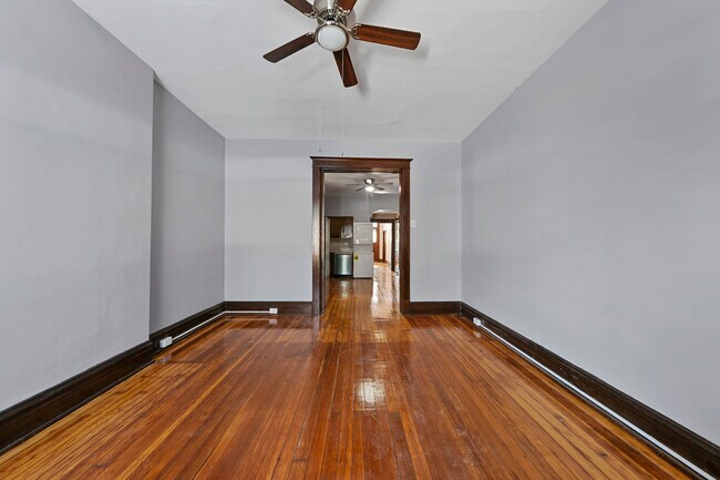 Foto del edificio - 1850 Russell Blvd