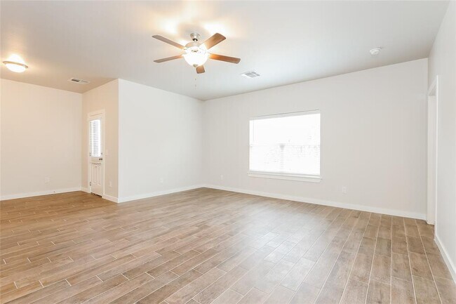 Building Photo - 8261 Lakeside Dr