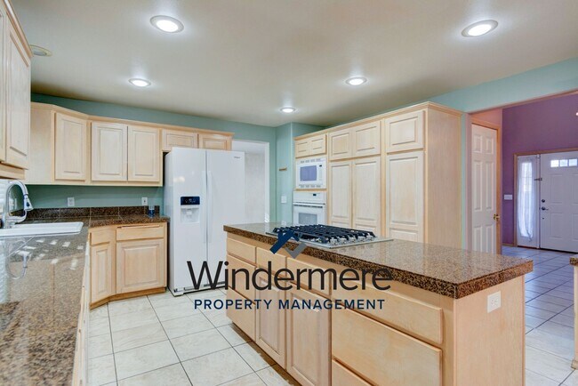 Building Photo - 4 Bedroom & 2.5 bath home in Eagle Crest C...