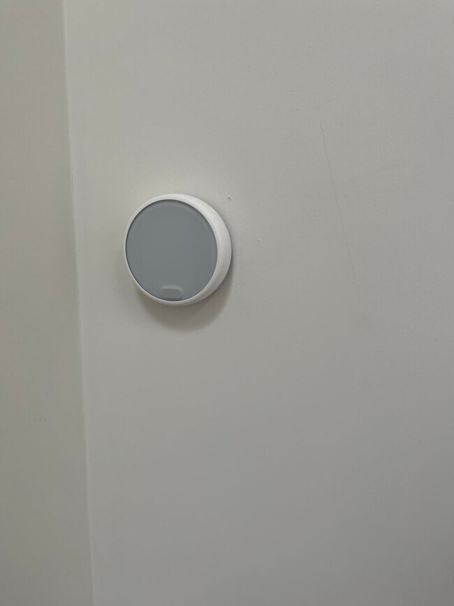 Building Photo - 1542 N Hoover St