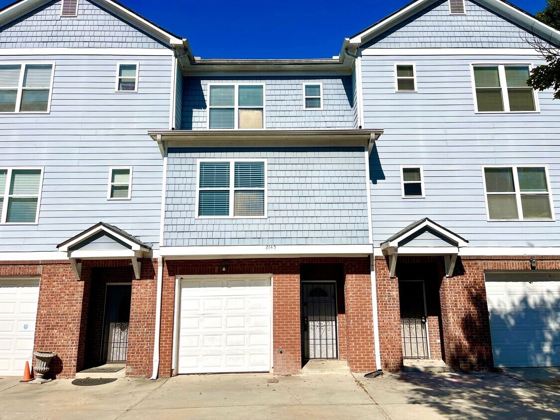 Foto principal - Welcome to this stunning 3-bedroom, 3-bathroom townhome located in the vibrant city of Atlanta, GA.