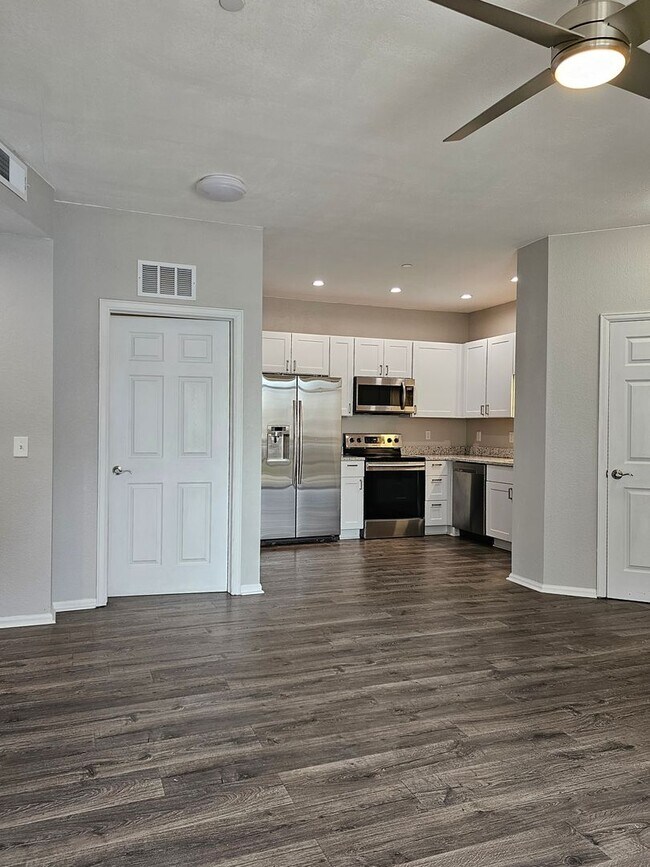 Foto del edificio - Beautifully Updated Two Bedroom Condo. Second Bedroom can be used as an Office/Flex Space.