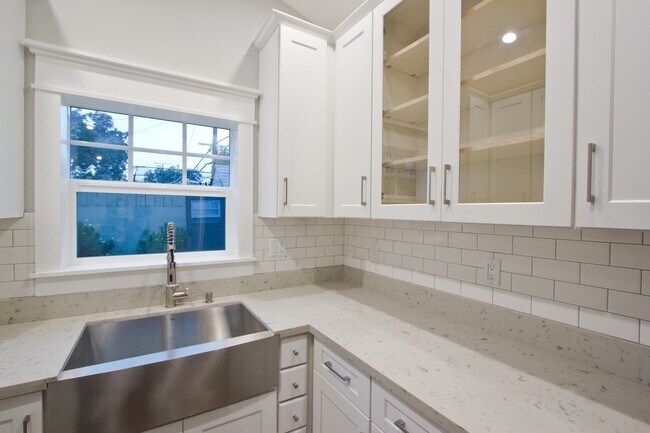 Building Photo - 6529 W 84th St