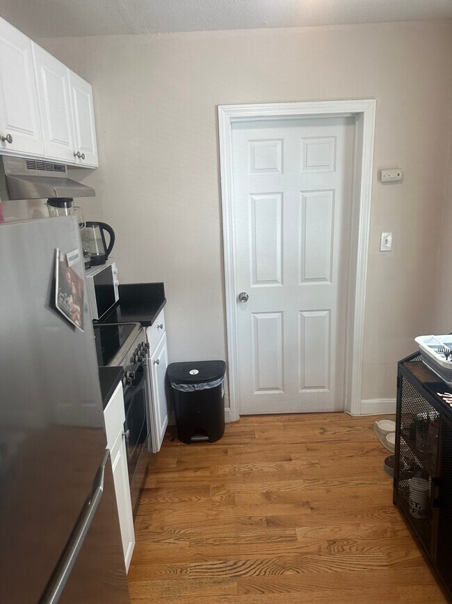 Building Photo - 506 E Broadway