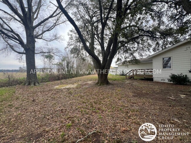 Foto del edificio - Spacious 2-Bedroom Country Home with Expan...