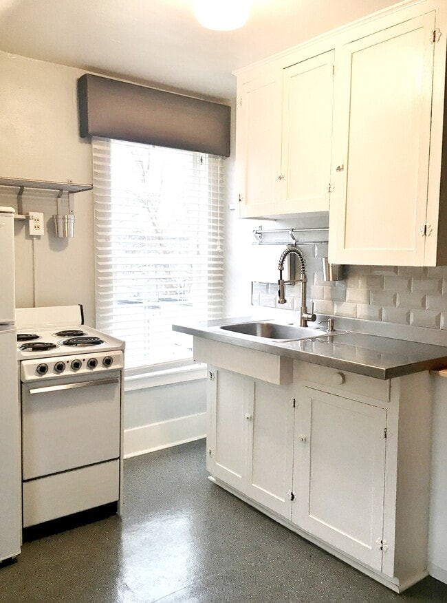 Building Photo - Alturas St Triplex