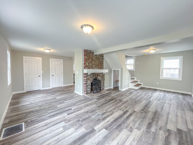 Building Photo - Large 4-Bedroom, 1.5-Bath House with Ocean...