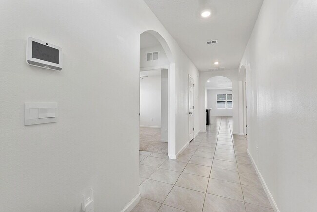 Building Photo - 357 SE Oakridge Dr