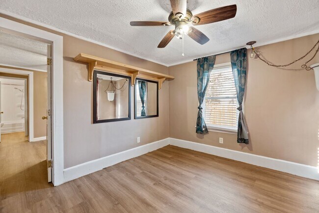 Foto del edificio - Centrally located 1 Bed 1 Bath Duplex!