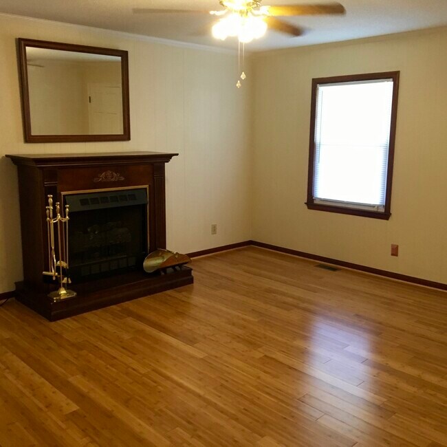 Foto del edificio - 2353 Baileys Crossroads Rd