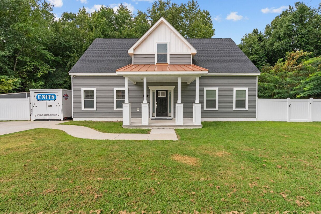 Foto principal - Charming 3-Bedroom Home in Suffolk!