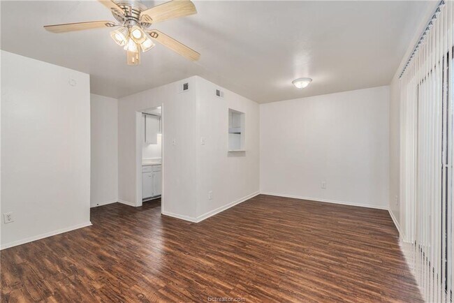 Building Photo - 2401 Bosque Dr
