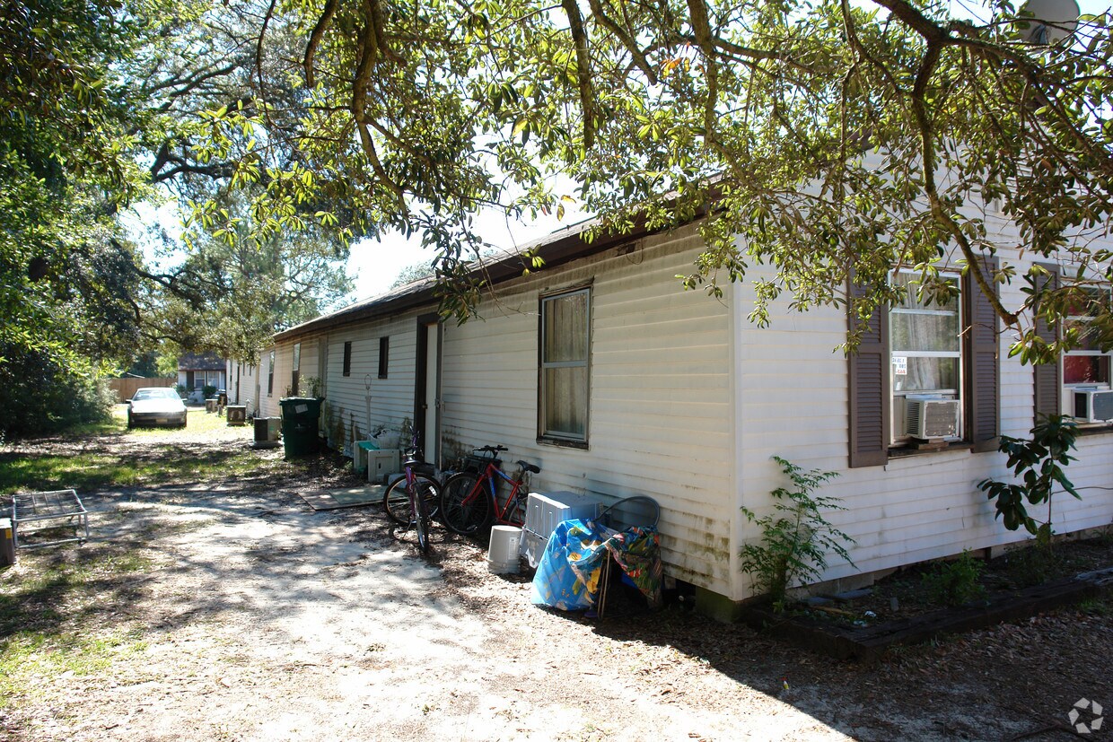 Building Photo - 305 Lewis St