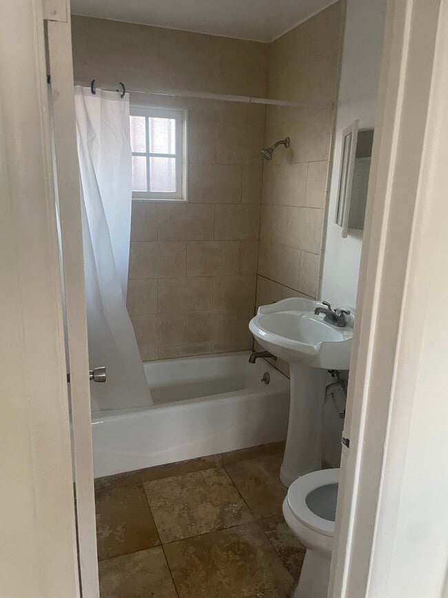 Baño - 6027 Heliotrope Ave