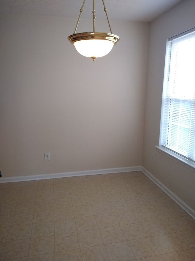 Building Photo - **PRICE IMPROVEMENT**368 Sapphire Bend: Sp...
