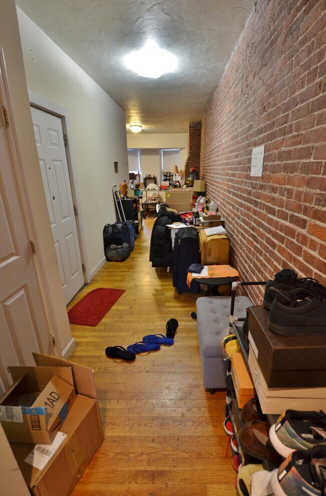 hall/living area - 69 Gainsborough St
