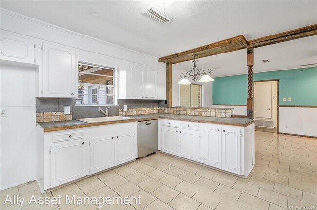 Building Photo - 4 br, 3 bath House - 3301 Sandra Dr.
