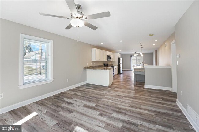 Foto del edificio - 552 Creek Rd