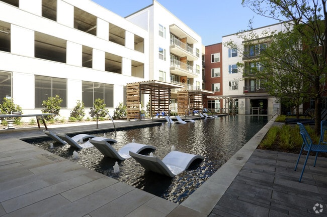 Piscina - The Union at River East