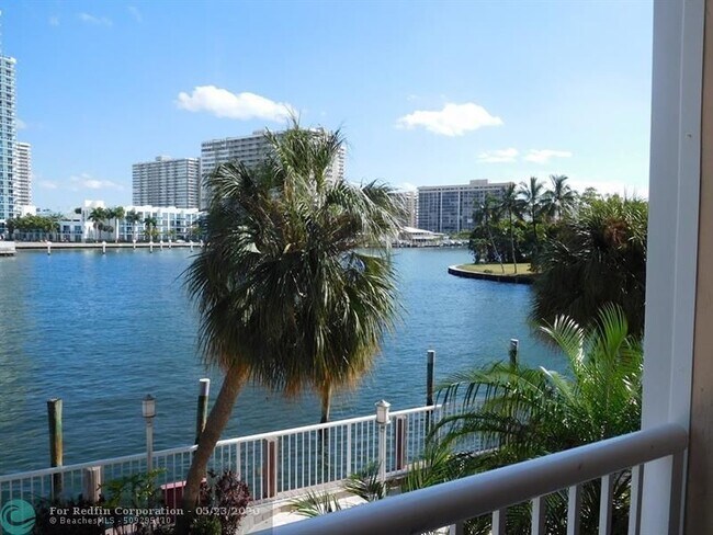Foto del edificio - 121 Golden Isles Dr