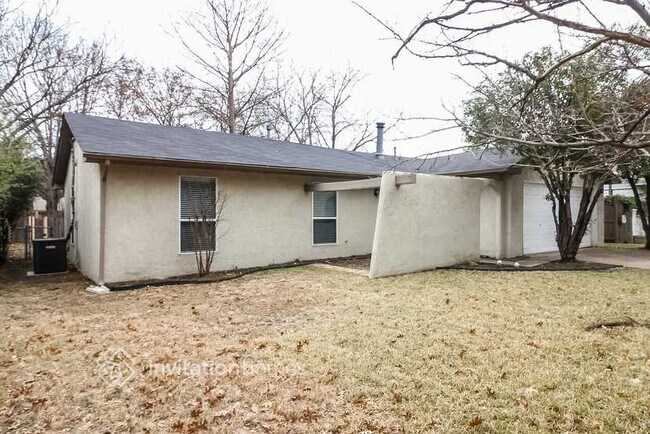 Building Photo - 2704 N Bell Ave