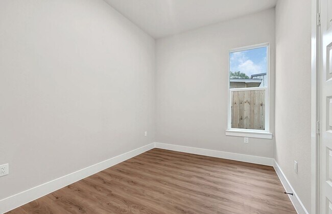 Building Photo - 112 S San Jacinto St