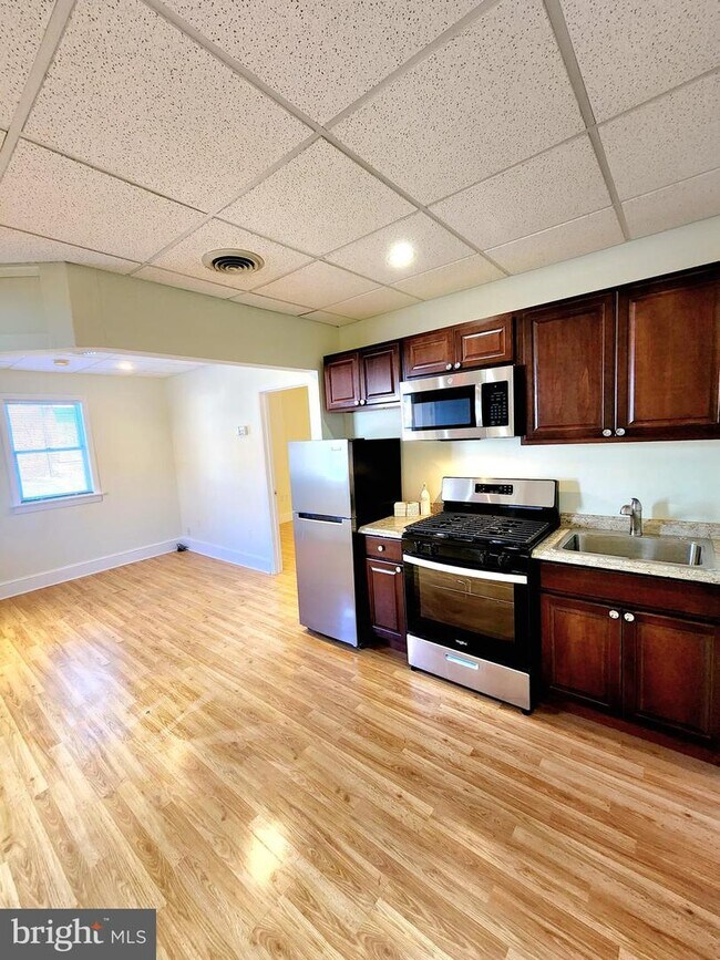 Building Photo - 1052 Brunswick Ave