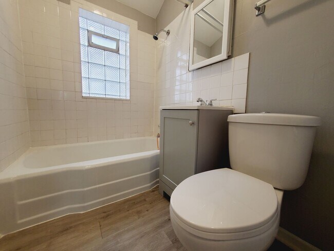 Building Photo - 2 Bed 1 Bath with Basement AND Garage AND AC