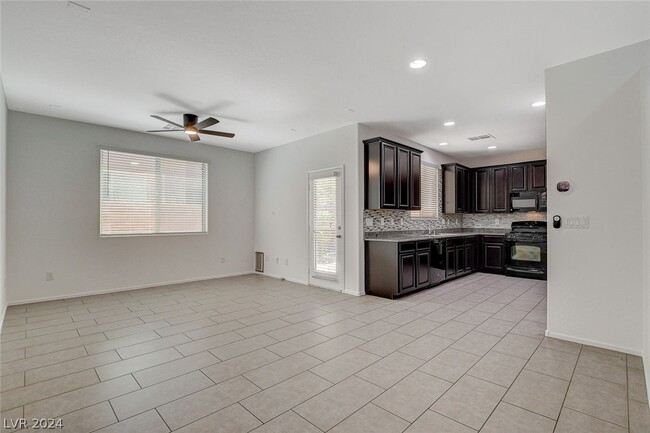 Building Photo - 7701 Jasmine Falls Dr