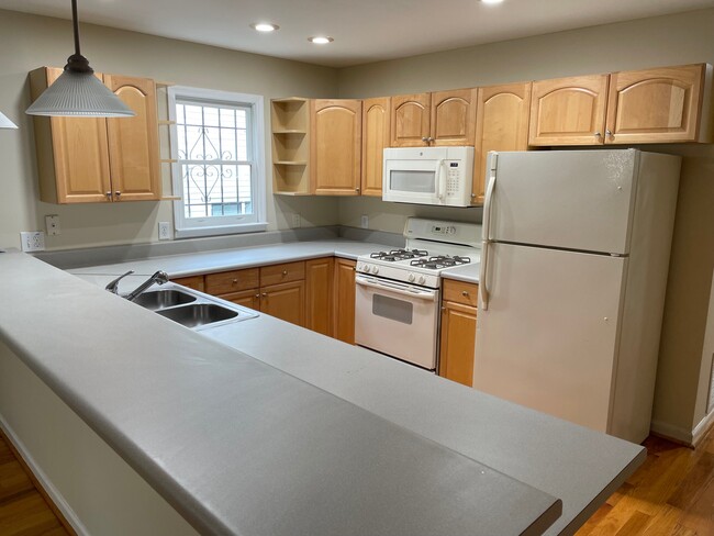 Photo - 685 Garibaldi St SW House