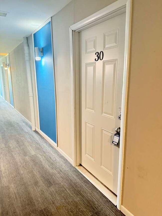 Building Photo - Remodeled 1 Bedroom Apartment!!! Walk to t...
