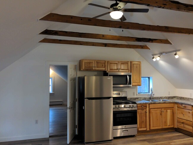 Style G1: 2 bedrooms / 1 bath, historic renovation, exposed beams and vaulted ceilings - 21 Depot St