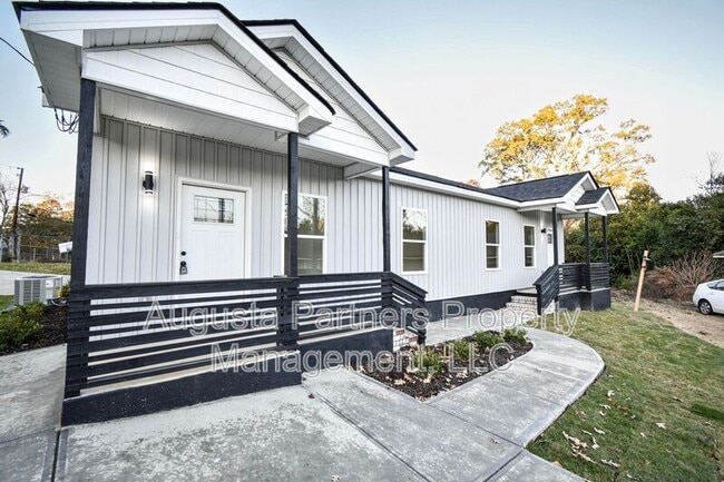 Building Photo - 2122 Circular Dr