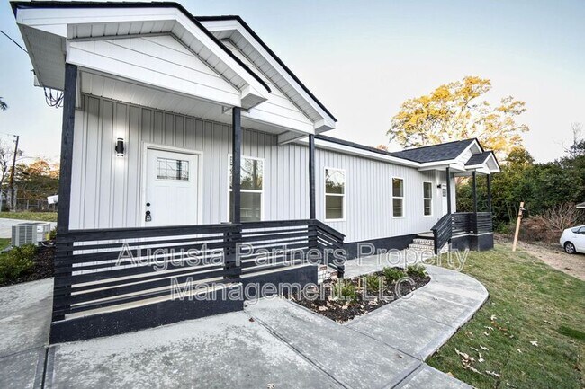 Building Photo - 2122 Circular Dr