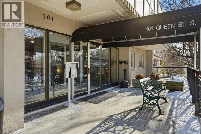 Photo du bâtiment - 101 Queen St S