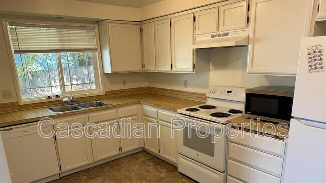 Building Photo - 1565 Fircrest Ct SE
