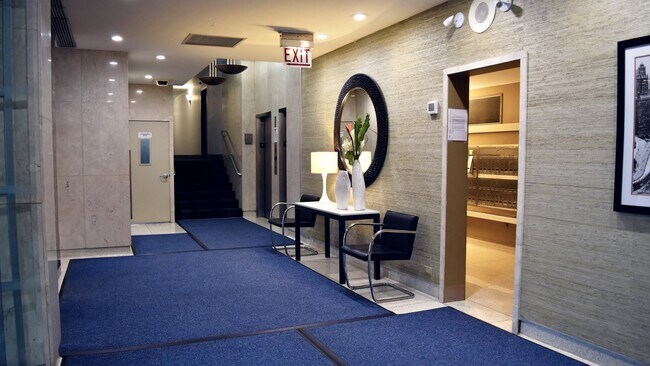 Foto del edificio - 555 W Cornelia Ave